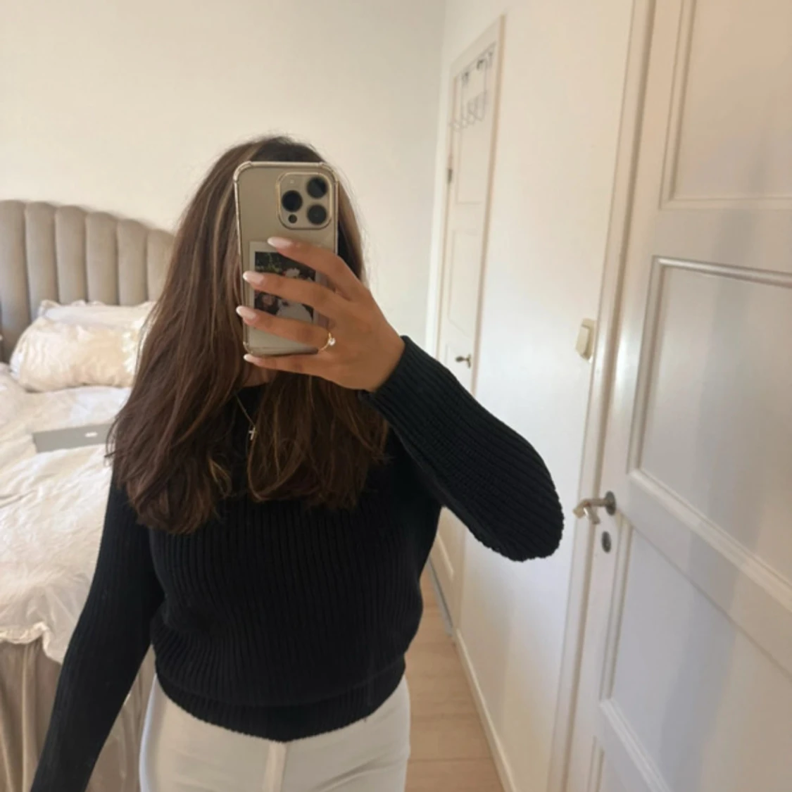 Svart stickad tröja