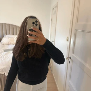 Svart stickad tröja  - Stickad svart tröja i storlek S från lager 157 aldrig använt.  Jag finns tillgänglig i Skövde Borås och Värnamo om ni vill slippa frakten🥰