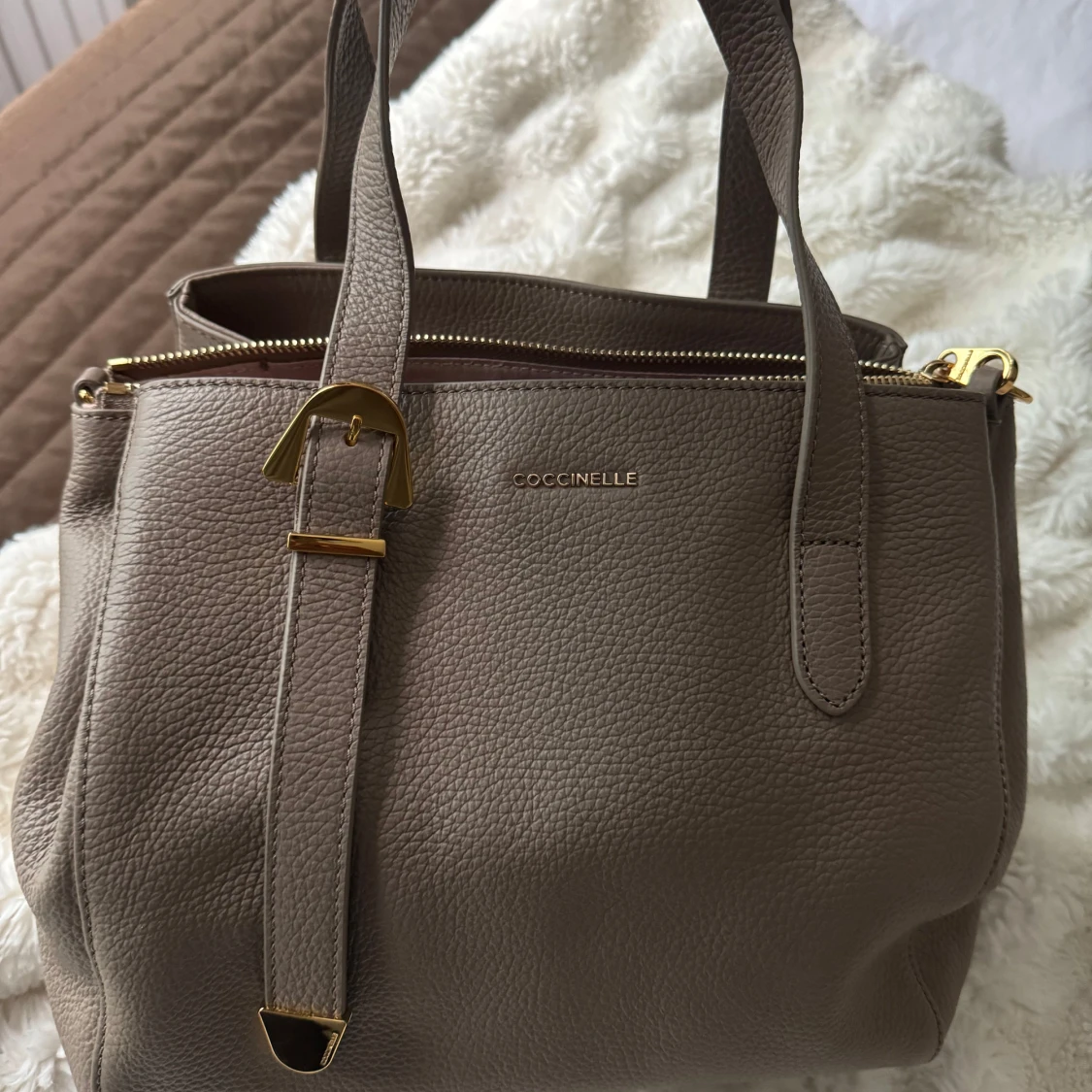 Beige handväska från Coccinelle i skinn - 2