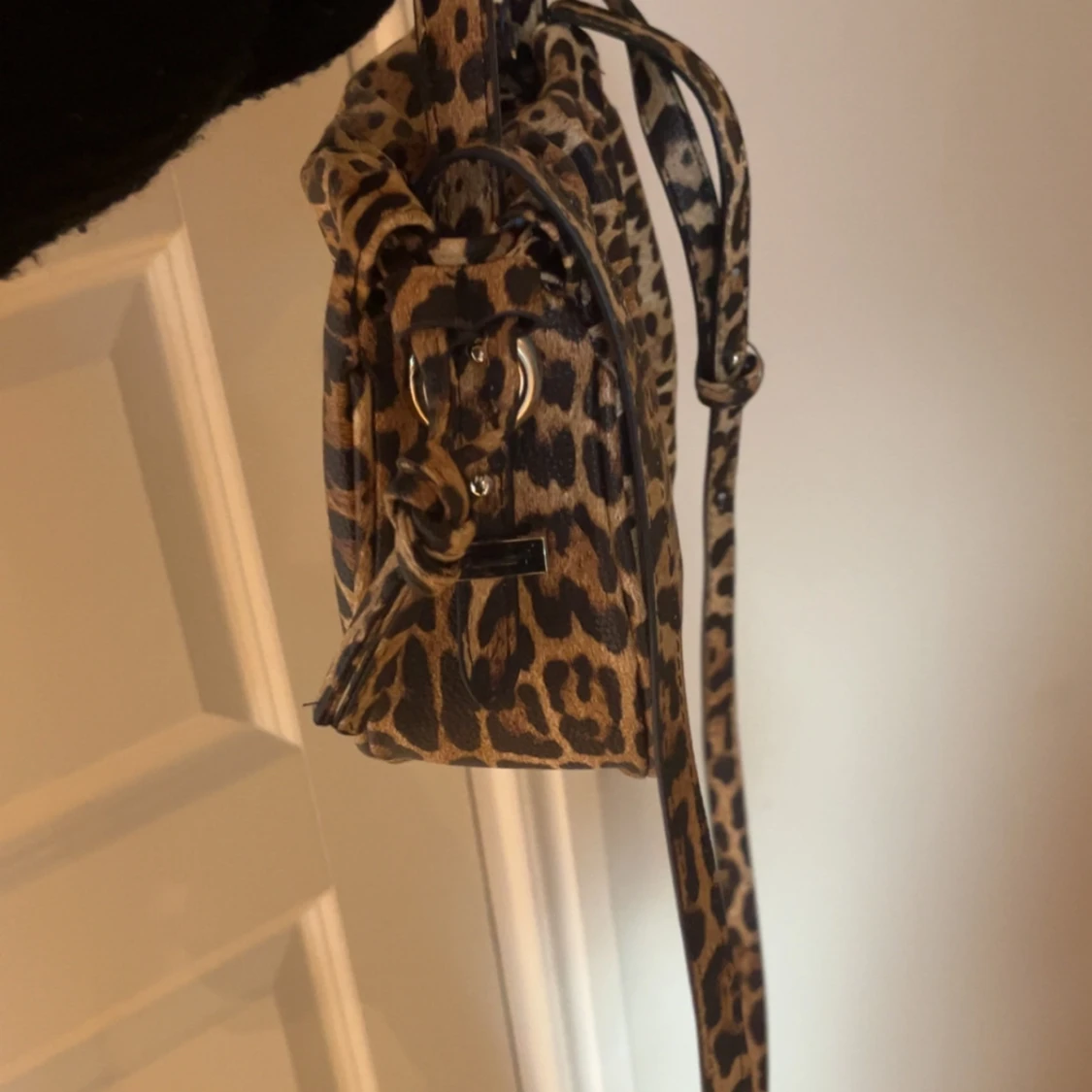 Leopardmönstrad axelväska med snörning - 3