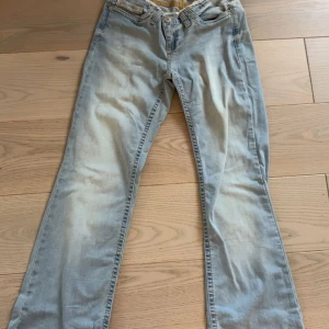 Ljusblå bootcut jeans - Nelly jeans. Säljer dessa jeans pågrund av fel storlek, aldrig använd dessa utan bara legat i garderoben utan att ha kommit till användning
