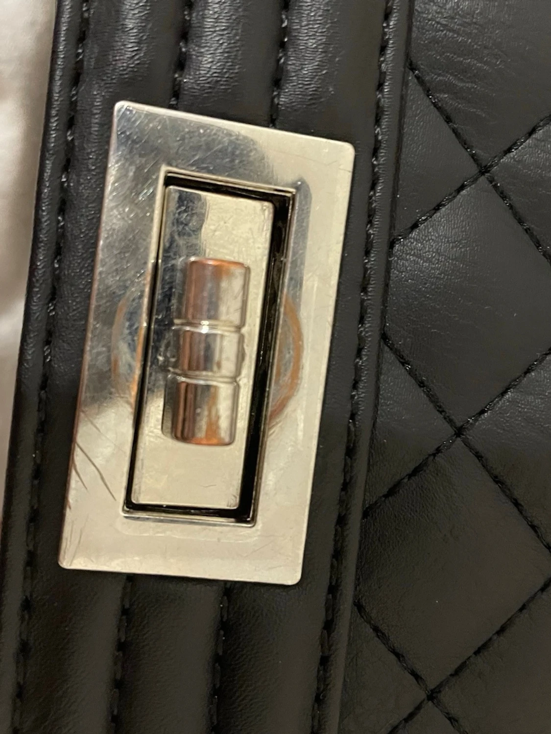 Svart quiltad axelväska med kedja - 4