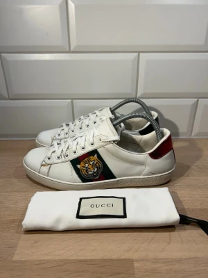 Gucci Ace Tiger - Gucci Ace Tiger i mycket bra skick🐯| Storlek: 41 kan passa 42 | Ingår: Dust bag | Skriv vid frågor eller diskussion om pris✍🏼| Frakt inom 48h📦