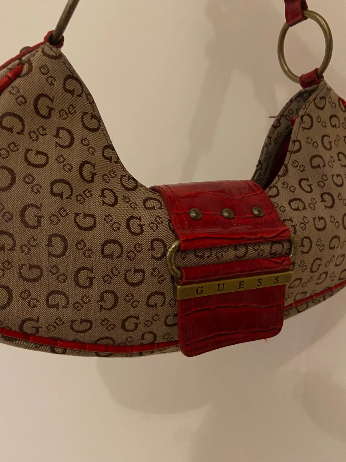 Beige och röd axelväska från Guess