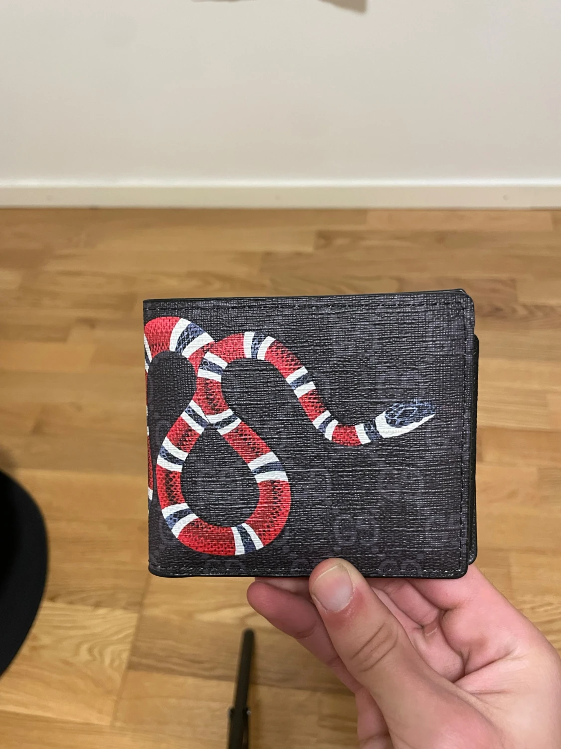 Svart plånbok med röd orm 