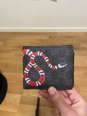 Svart plånbok med röd orm  - Plånbok