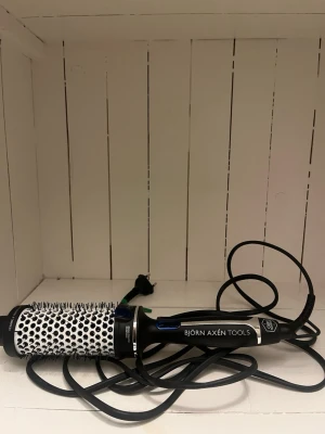 En nästan helt ny värme borste från Björn Axén - Björn Axén Tools varmluftsborste i bra skick. Perfekt för att torka, forma och ge volym åt håret. Enkel att använda med rund borst och värmefunktion.