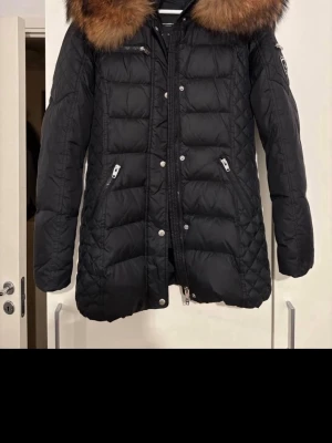 Rock n Blue Jacka Helt ny  - Köpt för ungefär 2 år sedan . Använd typ 2 gånger då jag kände att det inte var min stil , prislappen och allt finns kvar . ÄKTA PÄLS . Storlek 38 . 