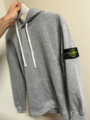 Hoodie - Mycket fin tröja, skön och mjuk, kan passa till S, jag har storlek s och den passar men lite kort vid armarna bara