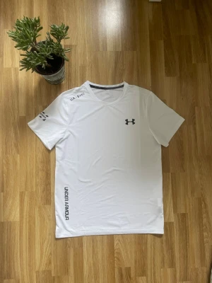 Under Armour t shirt/koszulka Under Armour - 📊Färg: Vit                                                                📏Storlek: M                                                    ♻️Skick: 10/10, inga defekter                               🧵Material: Polyester