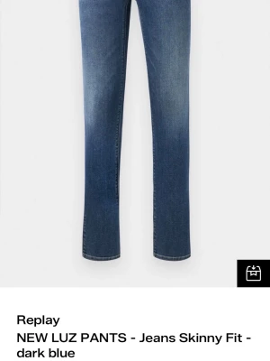 Replay skinny jeans mörkblå - Mörkblå skinny jeans från Replay med klassisk femficksdesign och snygga detaljer på bakfickan. Jeansen har smal passform och är tillverkade i stretchigt denim för extra komfort. Perfekt för dig som gillar en tajt siluett och stilren look. Stl 27/30