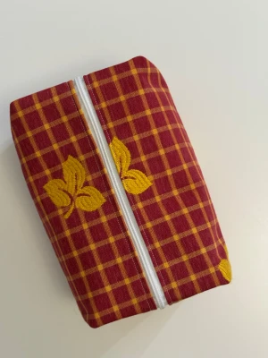 Handgjord necessär av second hand tyger - En handgjord necessär utav second hand tyger. Unik, hållbar och perfekt för att samla alla dina vardagsfavoriter i väskan. Fodrad och stängs med dragkedja. Endast ett unikt exemplar.                  Instagram: secondstitch.bymatilda 💕