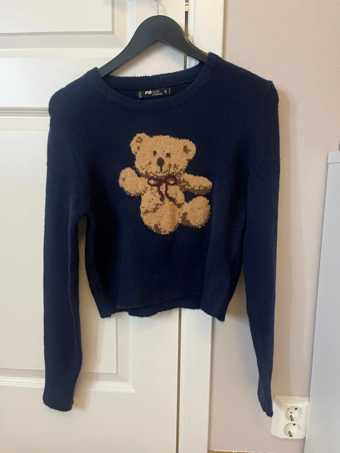 Mörkblå stickad tröja med nalle