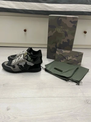 Valnetino rockrunners  - Hej! Säljer dessa valnetino rockrunners//mycket fint sick//strl 41 1/2 men passar även större//fråga gärna! 