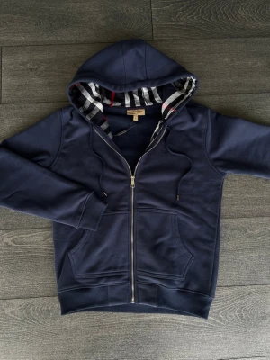 Marinblå Burbery hoodie  - Marinblå burbery hoodie storlek M skriv gärna vid intresse och frågor✅