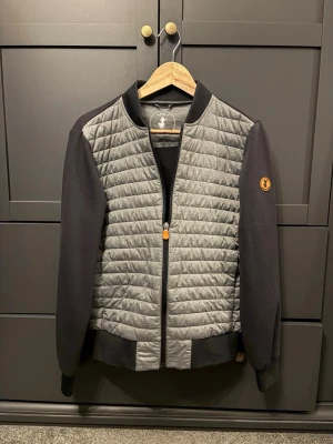 Save the duck cardigan  - Tja,                                                                            Säljer denna schyssta cardigan från save the duck som knappt kommit till användning. Det är storlek S, samt i riktigt bra skick. Skriv gärna vid frågor👍 