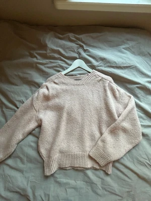 Stickad tröja - säljer nu min rosa stickade tröja då den tyvärr inte kommer till användning💗