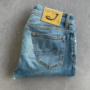 Jacob Cohën | 32 - Jacob Cohën Jeans | Storlek: 32 | Modell: 688 | Nypris: ca 5000kr | OBS!!! Jeansen har lite små defekter men inget som märks av vid användning | ActiveResell