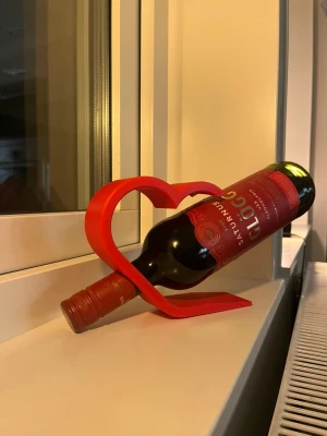 Hjärtformad vinflaskhållare – kärlek vid varje servering  - Lyft fram din favoritvinflaska på ett elegant och romantiskt sätt med denna hjärtformade vinflaskhållare.  Den stilrena designen skapar en svävande effekt som garanterat blir ett blickfång i köket, vardagsrummet eller matsalen. Perfekt för middagar, romantiska kvällar eller som en uppskattad present till någon du tycker om.  Tillverkad för att både vara stabil och dekorativ – här möts funktion och design i en vacker balans. Pris 89kr