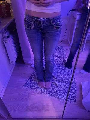 Skit snygga miss me jeans - Säljer ett par blå lågmidjade Miss Me jeans de är i storlek w27 de är omsydda till mer lågmidjat det har ett lagat hål på ena knät och ett hår som inte e lagat på andra men de kan jag laga om de skulle önskas det har små slitage på några ställen men annars bra skick skriv för fler frågor priset går att diskuteras 