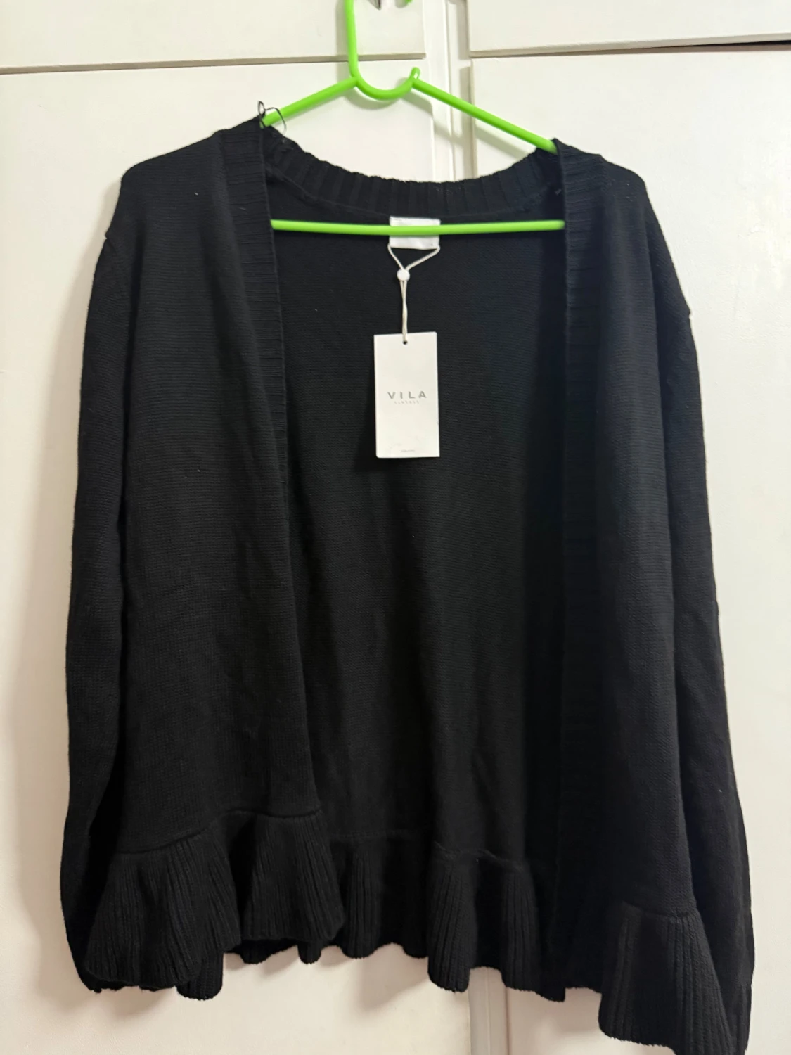 Svart kofta med volang från VILA
