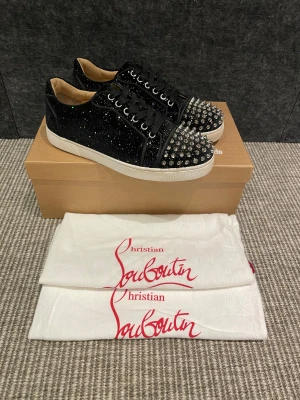Louboutin skor - Hej! Säljer nu dessa nästan nya Louboutin skor. Skorna är super rare och knappt använda. Nypris 8500kr. Säljer för endast 4.500kr! Hör av dig vid frågor 