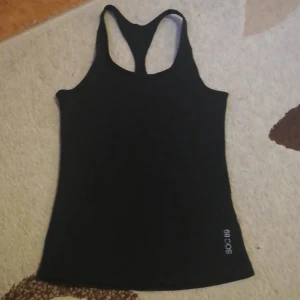 Svart träningslinne - Midja 60 cm, längd framifrån 52 cm går att använda som ett vanligt linne. Köparen betalar 50 kr för frakt