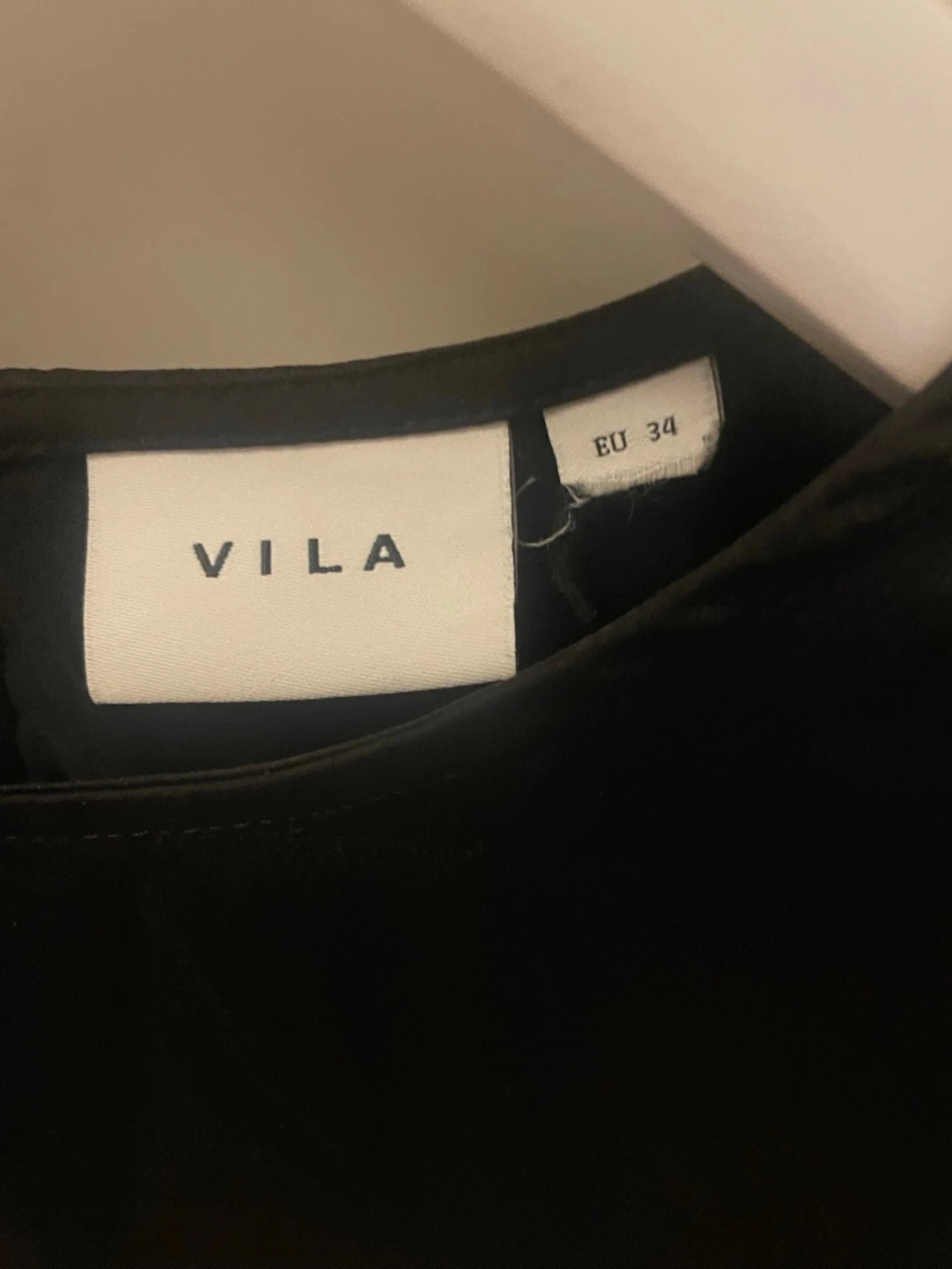 Svart blus med puffärm från Vila - 2