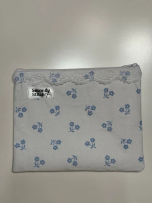 Handgjord necessär av second hand tyger - En handgjord medium platt necessär utav second hand tyger. Unik, hållbar och perfekt för att samla alla dina vardagsfavoriter i väskan. Fodrad och stängs med dragkedja. Endast ett unikt exemplar.                  Instagram: secondstitch.bymatilda 💕