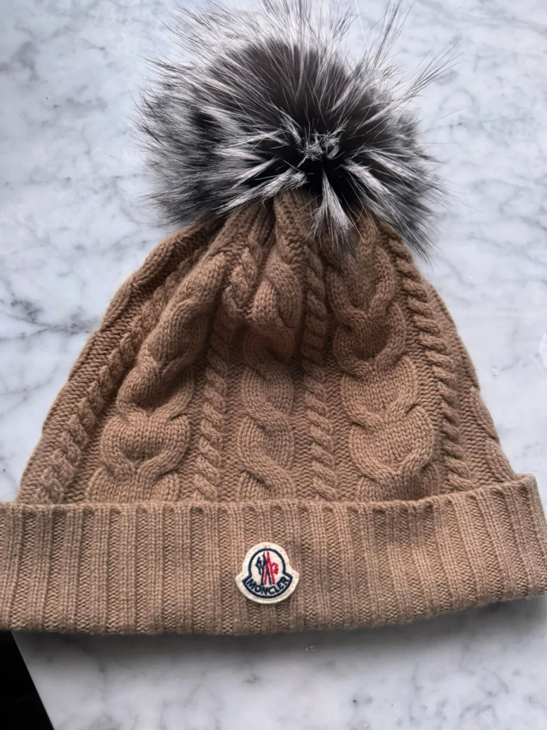 Beige Moncler mössa med pälsboll - 1