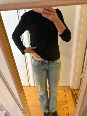 Weekday Arrow Low Straight Jeans  - Säljer ett par blå Arrow Low Straight Jeans från Weekday i storlek W28 L34. 