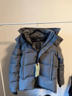 Canada goose jacka - En jätte fin jacka i storlek M. Den är grå och i svart label. Den är super bra kvalite och håller dig varm inför vintern. Kommer med en dust bag.