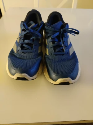 Adidas gympaskor storlek 39 - Slitna välanvända smutsiga. Dessa är använda av två barn när de haft gympa i skolan. Adidas st 39. Priset är billigt då de är så slitna och jag tycker priset ska matcha skicket på vara. 
