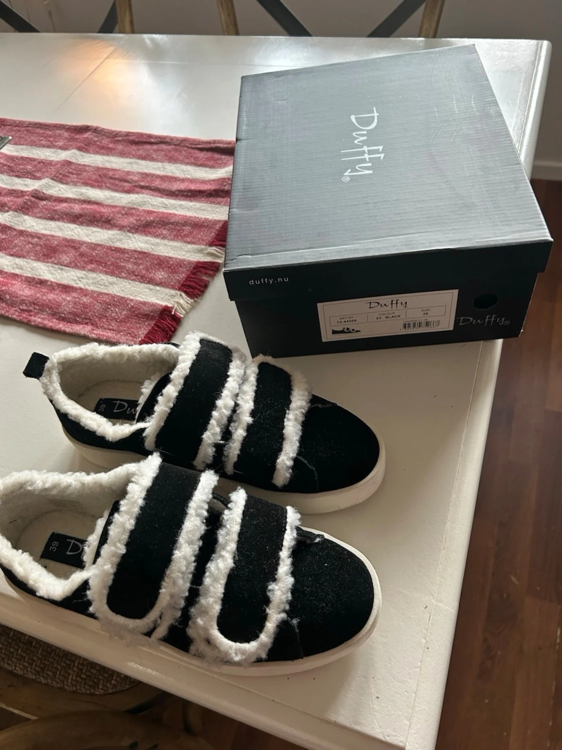 Svarta sneakers med fuskpäls från Duffy Stl 39 - 4