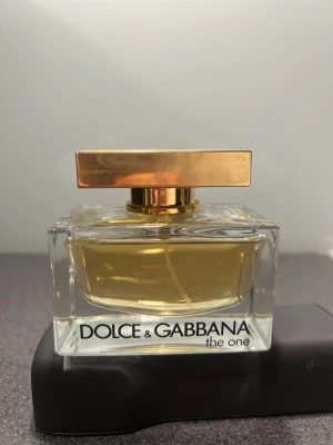 Dolce & Gabbana Eau De The One 75ml - Stilren parfym från Dolce & Gabbana - Eau de Parfum, The One. Flaskan innehåller 75 ml och passar dig som vill ha en klassisk och lyxig känsla i din samling. Nypris ca 1 200kr