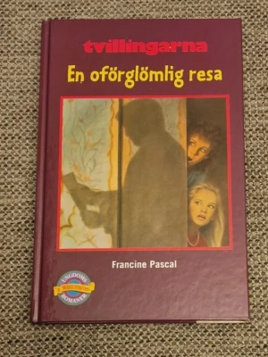 Tvillingarna från sweet valley: En oförglömlig resa - Följ med tvillingarna Jessica och Anna på ett spännande äventyr i Washington! Skolkör, lyxiga middagar och mystiska händelser på en ambassad gör resan oförglömlig. Perfekt för dig som gillar vänskap, mysterier och ungdomsdrama.