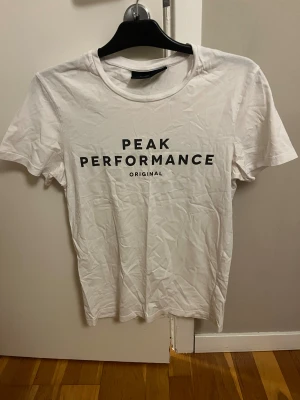 Peak Performance T-shirt - Säljer denna t-shirten från Peak Performance då den blivit för liten. Den är i hyfsat bra skick och inte använd jätte många gånger. 