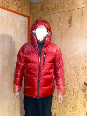 Röd dunjacka från Patagonia, M -  röd dunjacka från Patagonia i storlek M. Endast testad, aldrig använd