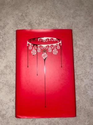 Red Queen - Skickar samma dag eller den kommande dagen- Red Queen är en exklusiv samlarutgåva med slående röd design och fantasifullt omslag. Boken bjuder på en värld där blod avgör öde och lojalitet, med spännande fantasy och starka karaktärer. Finns t.ex. bilder i boken, exklusiv utgåva. Inte läst helt ny