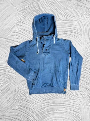 Blå Hoodie - Sjukt fet hoodie i storlek M – enkel att matcha och skön att bära. Ett stilrent val, noggrant utvalt med omsorg av A.M.C!  📩 Frågor? Hör gärna av dig! 📲 Följ oss här på Plick för fler uppdateringar. ♻️ Tack för att du handlar mer hållbart med A.M.C Archive!