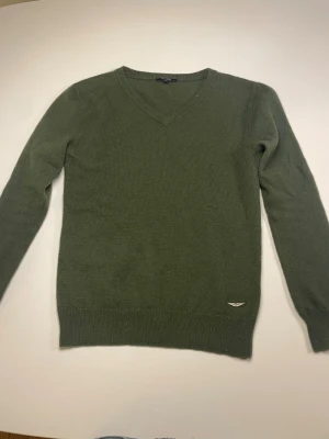 Aston martin cashmere tröja - Aston martin | 100% cashmere | storlek 12y 152cm passar 160cm | Finns inte att köpa ( limited edition) | pris kan diskuteras vid snabb affär | V-ringad | 