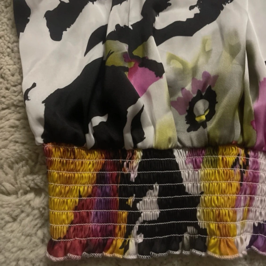 Blommig offshoulder blus med volang - 2