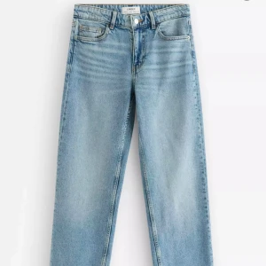 Ljusblå raka jeans från Lindex - Säljer ett par ljusblå jeans från Lindex med medelhög midja. Jeansen är stretchiga och har en skön passform. 