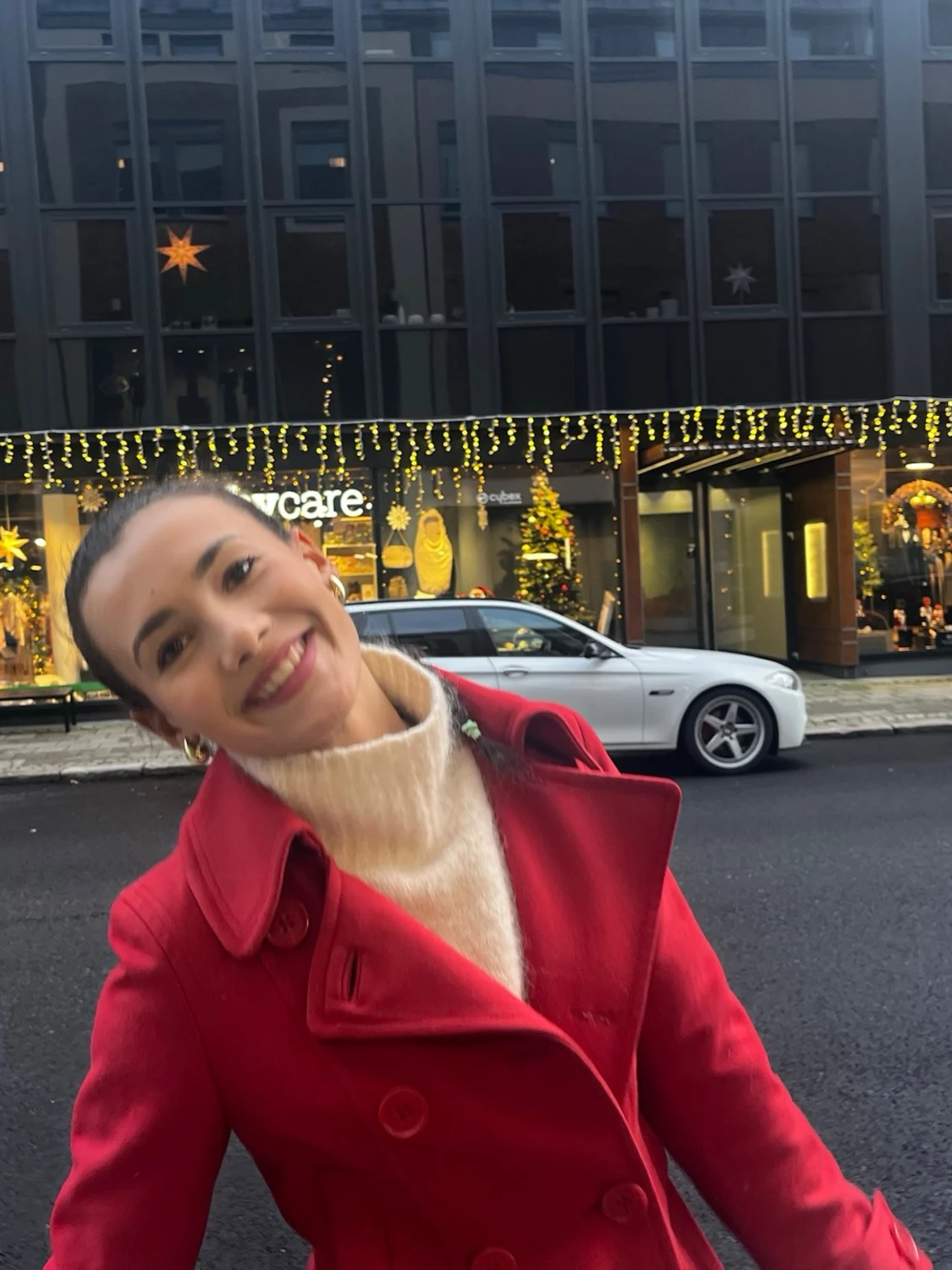 Röd kappa med dubbelknäppning