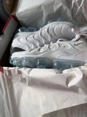Nike Vapormax  - Säljer mins vapormax då de inte passade mig, använd ett fåtal gånger, ser nya ut. Skriv ifall du vill ha fler bilder