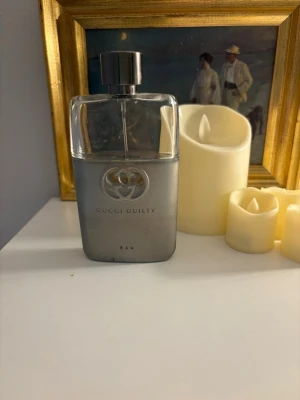 Gucci Guilty Eau EdT 90ml - Gucci Guilty Eau de Toilette, 90 ml. Snygg och stilren flaska som passar perfekt i din samling. Tillverkad i Frankrike. Ca 40 ml kvar. Doftar riktigt gott!