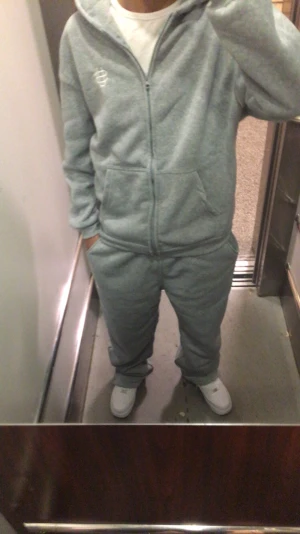  Really fast shipping  Tracksuit kofta & byxa beautiful brand new - Bought 2 selling 1 brand new in packet 