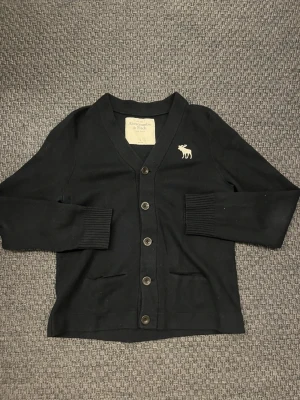 Mörkblå kofta från Abercrombie & Fitch - En väldigt eftersökt Abercombie & Fitch cardigans | Skick 9/10 | Mitt pris 549kr | pris går att diskuteras vid snabb affär