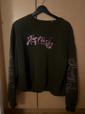 Tjocktröja från weekday - Fin tjocktröja från weekday✨ använd men väldigt bra skick. Pris kan diskuteras🩷