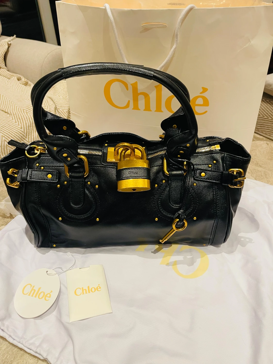 Svart handväska från Chloé med gulddetaljer - 1